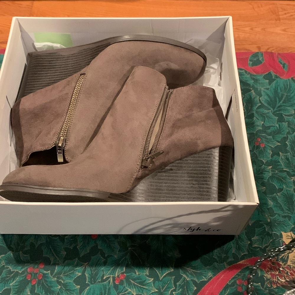 NWT Style & Co Ladies Size 10 Wynonna Wedge Boot